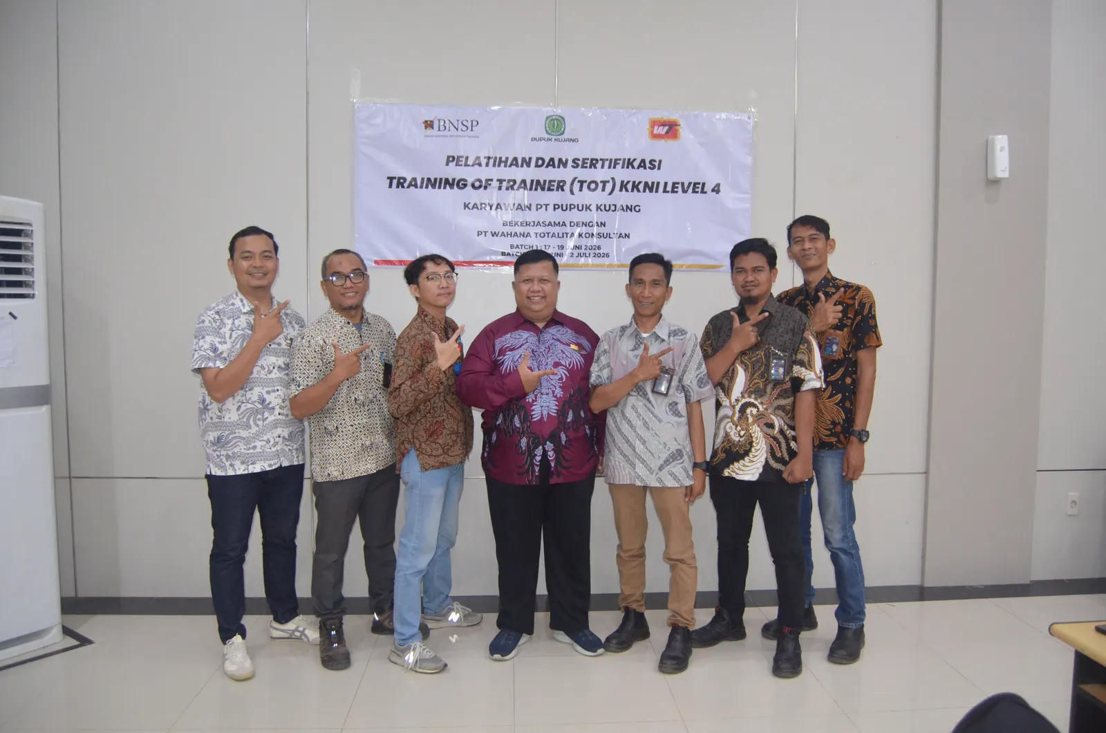 Praktek evakuasi darurat (rescue) ruang terbatas menggunakan tripod rescue system