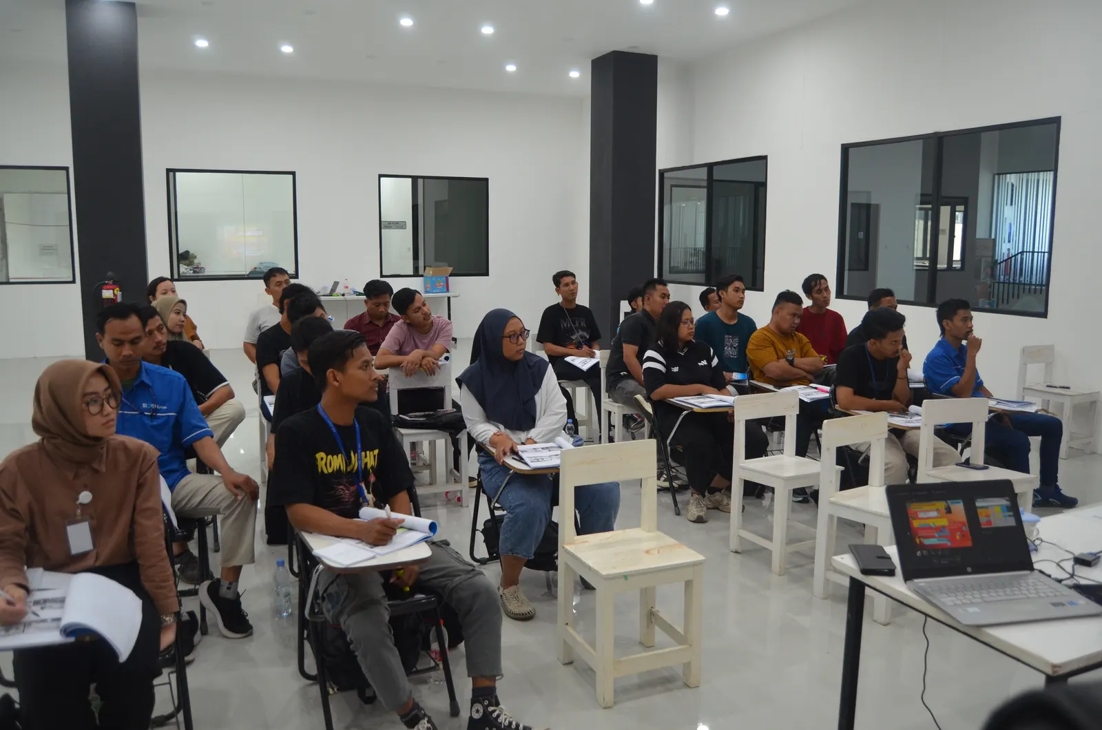 Syarat K3 Pekerjaan Listrik & Sertifikasi Teknisi/Ahli K3 Listrik per Permenaker 12/2015